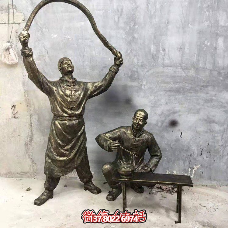 仿銅人物雕塑，裝點(diǎn)現(xiàn)代城市街道
