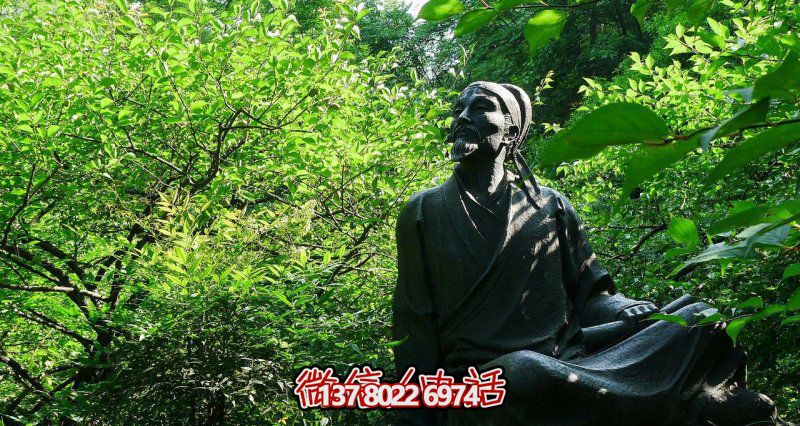 古代名人李白青銅雕塑，讓花園廣場坐擁舊韻