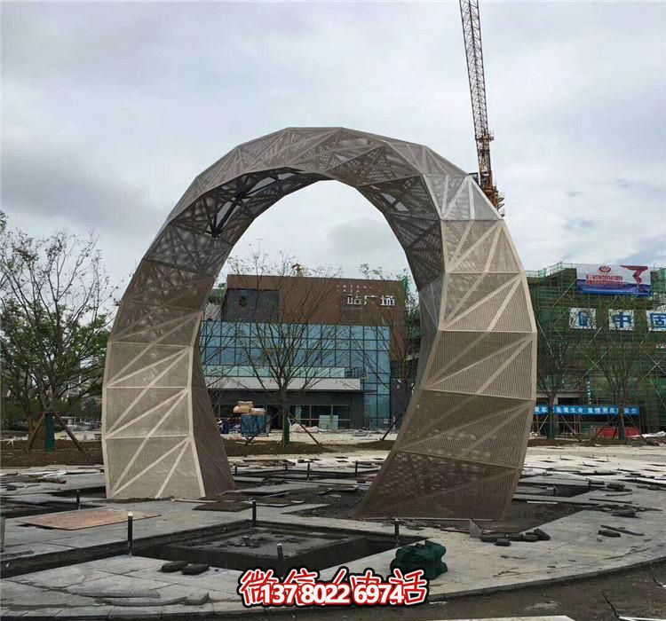 不銹鋼網(wǎng)格拱門雕塑，點(diǎn)綴廣場(chǎng)