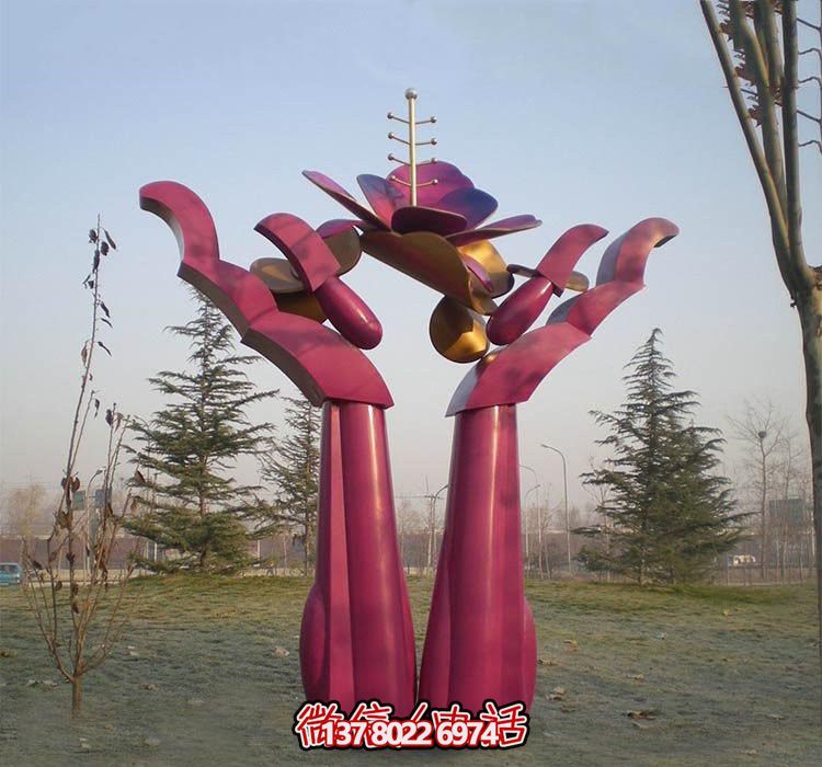 不銹鋼雕塑——用手捧花朵，點(diǎn)綴公園抽象美