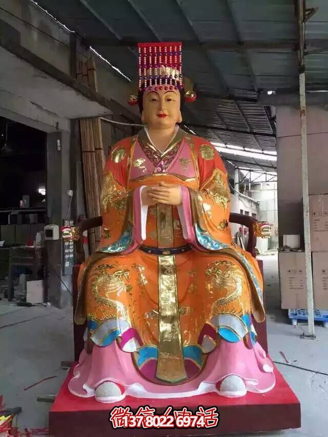 王母娘娘純銅雕塑，屹立于寺廟之中
