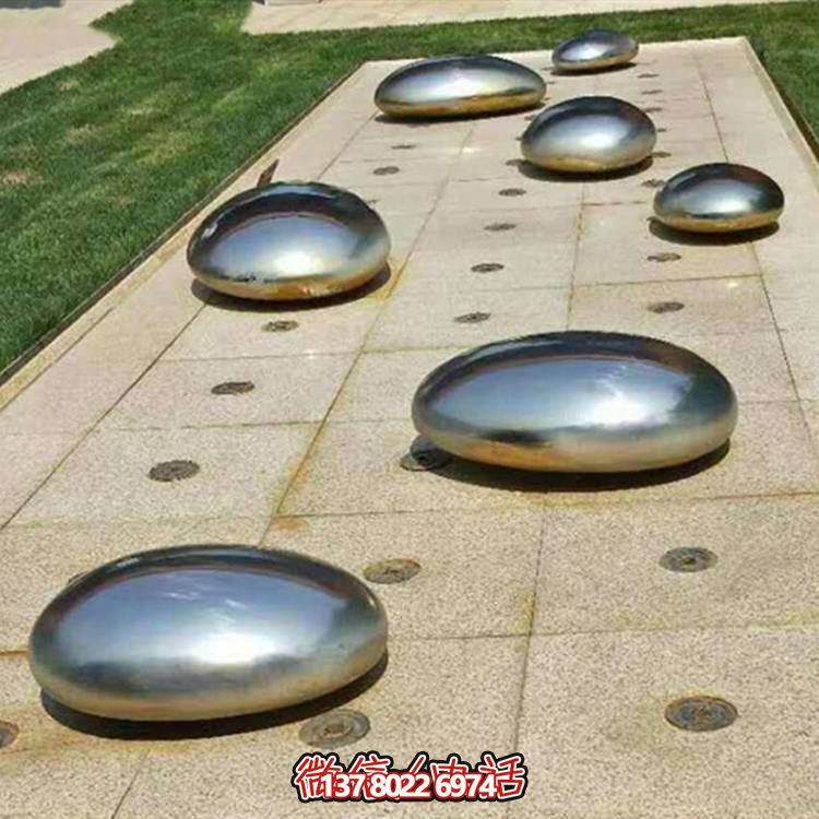 不銹鋼鏡面戶外噴泉水景擺件，以鵝卵石與雕塑裝飾