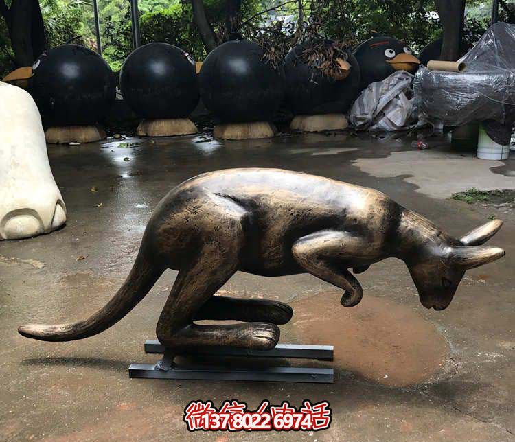 不銹鋼袋鼠雕塑，擺放于大型廣場(chǎng)