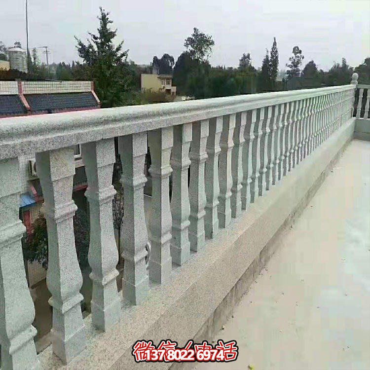 傳統(tǒng)的大理石護欄雕塑，為城市街頭和河道添彩