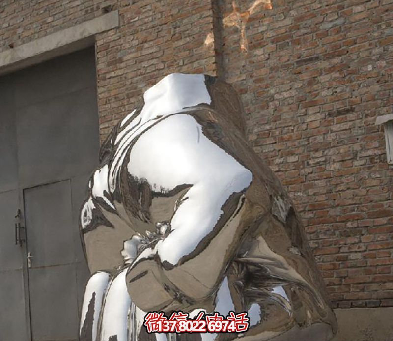 不銹鋼拳頭雕塑，為城市廣場(chǎng)增添力量與鏡面光彩