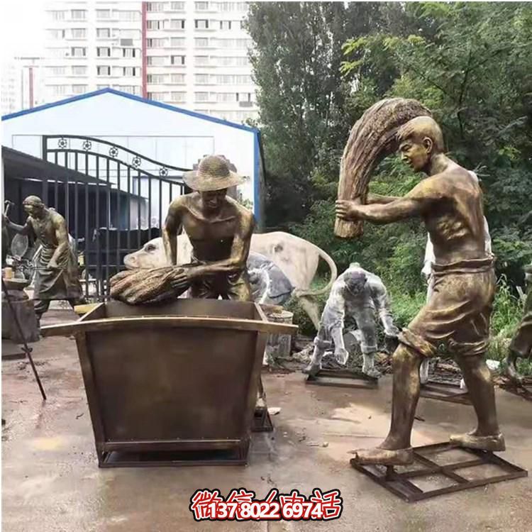 玻璃鋼仿銅農(nóng)耕人物雕塑，美化戶外景區(qū)