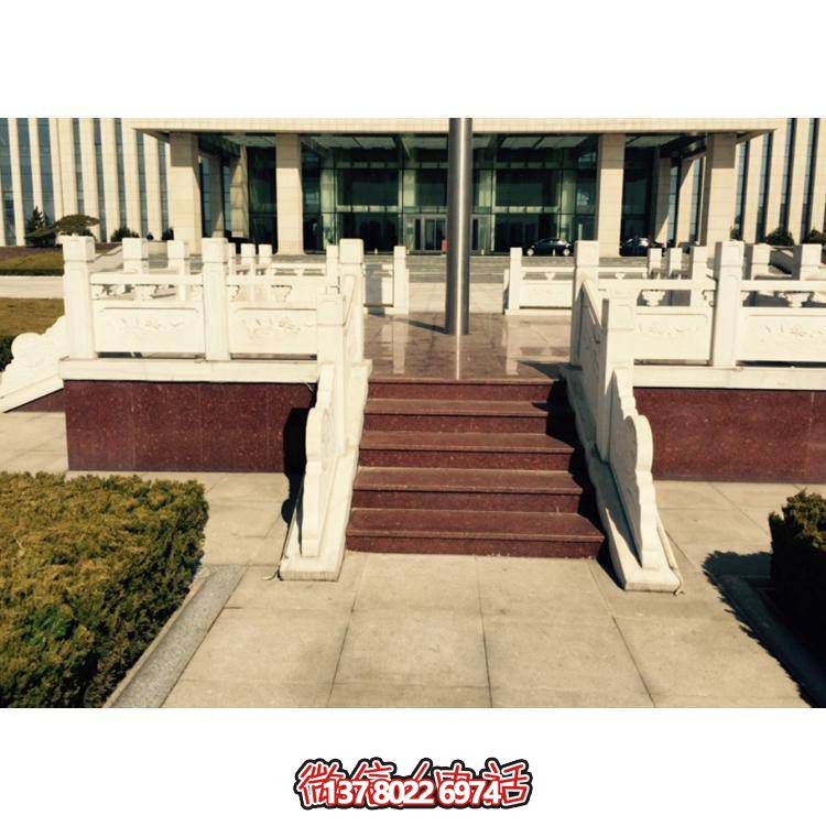 精美雕塑裝飾欄桿，增添學(xué)校廣場升旗臺象征意義