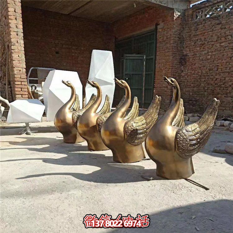 仿銅噴水雕塑，玻璃鋼景觀天鵝水池，為廣場(chǎng)園林?jǐn)[放