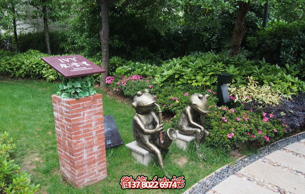 唯美青蛙雕塑，用不銹鋼增添公園景色