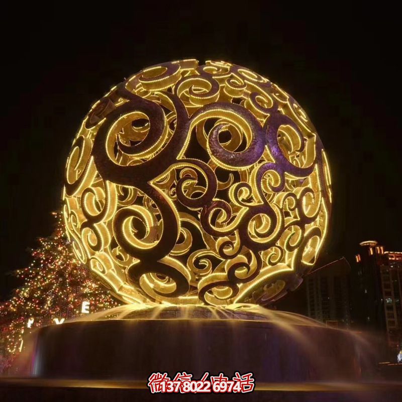 不銹鋼鏤空球雕塑，照亮夜晚的美麗噴泉