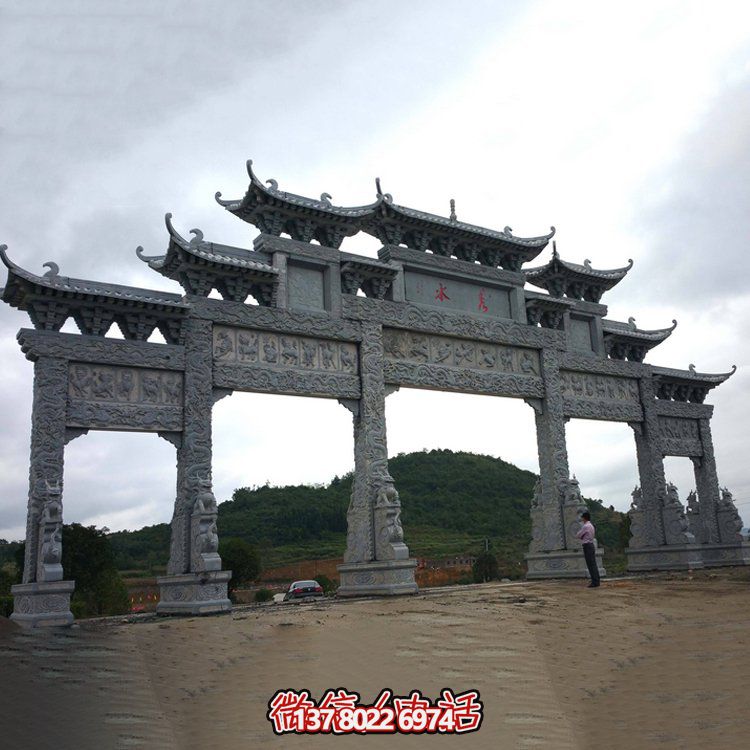 精美大型仿古青石雕刻門樓牌坊，為景區(qū)入口增添精彩