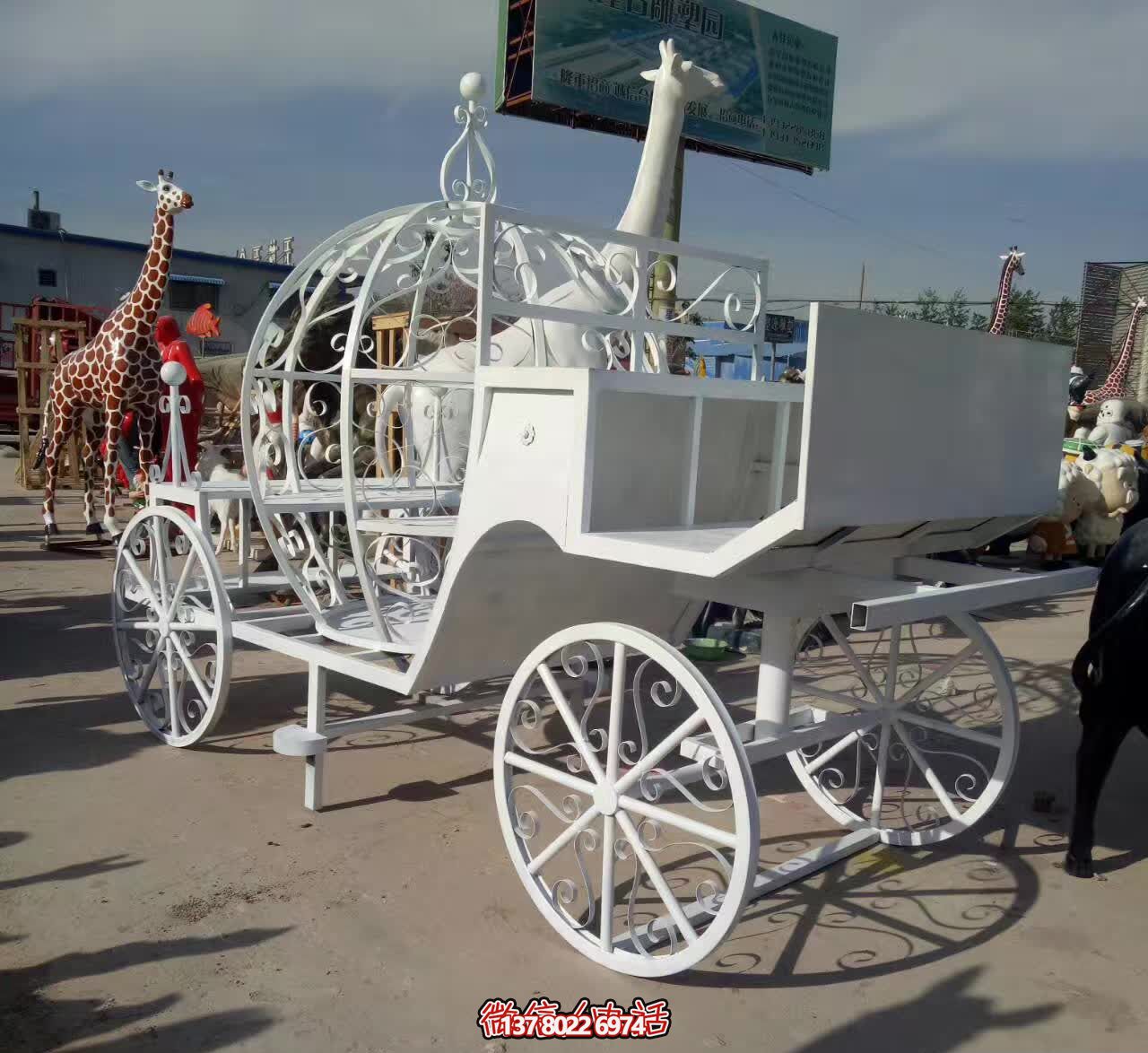 不銹鋼雕塑，精美馬車裝點(diǎn)商場(chǎng)戶外