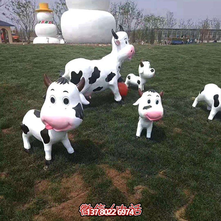 可愛小奶牛玻璃鋼雕塑，為戶外園林景觀增添獨(dú)特魅力