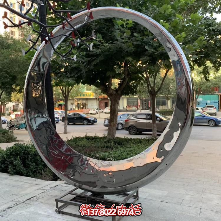 高級不銹鋼鏡面拋光圓環(huán)噴泉，為酒店會所戶外景觀雕塑增添絢麗色彩