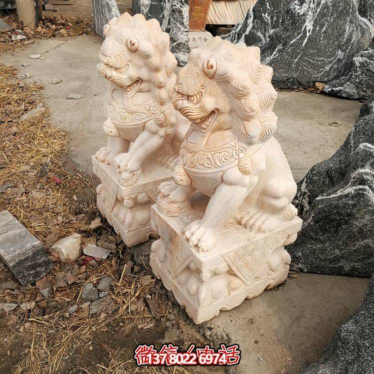 精美大理石雕刻石獅子，為酒店門口添彩晚霞紅