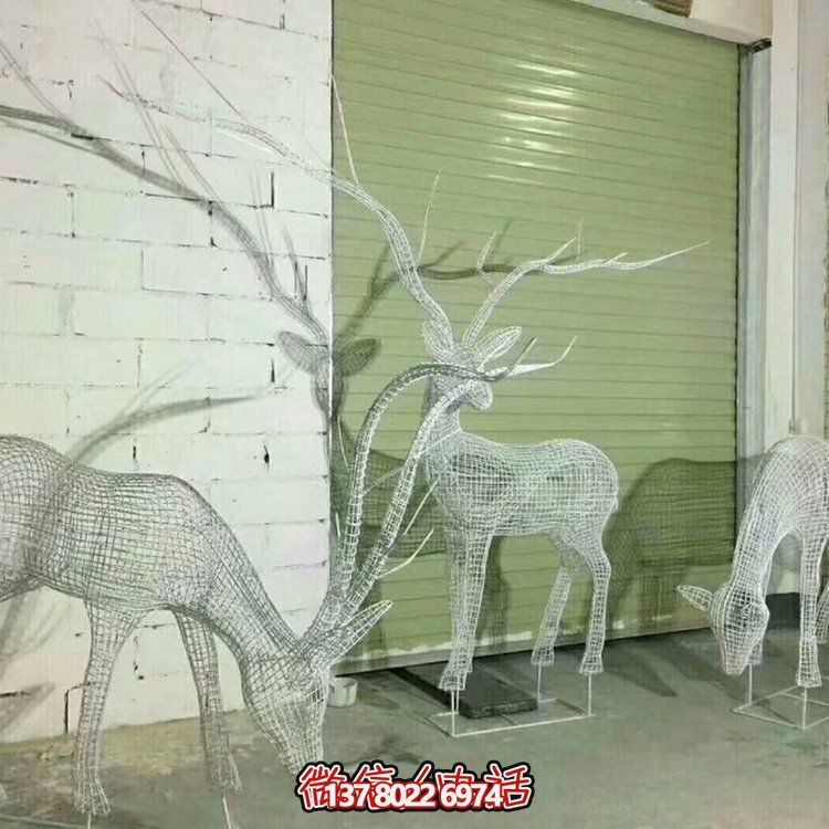 不銹鋼鏤空網(wǎng)格鹿燈光亮化擺件，為公園草坪上裝飾增添精彩