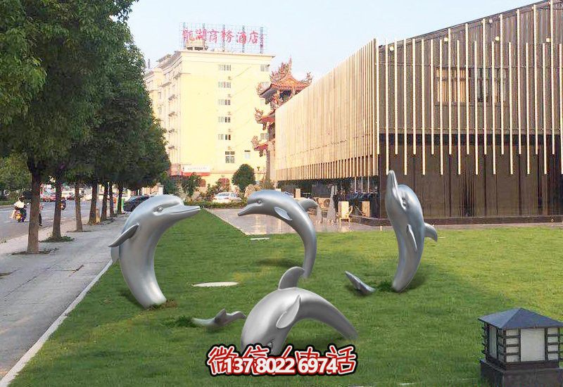 不銹鋼海豚形象雕塑，給草坪增添獨(dú)特姿態(tài)