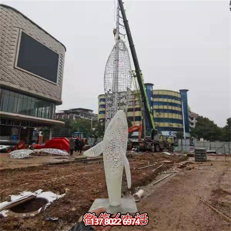 不銹鋼創(chuàng)意鏤空鯨魚雕塑，點(diǎn)綴園林景觀
