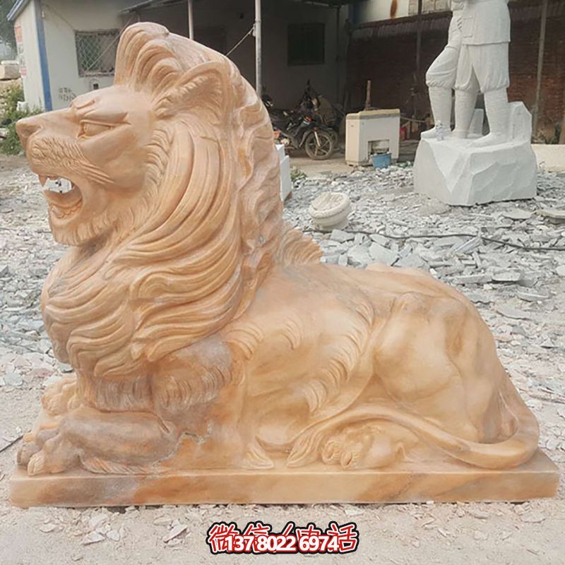 兇猛獅子紅石雕臥著雕塑，為公園景區(qū)添彩晚霞之美