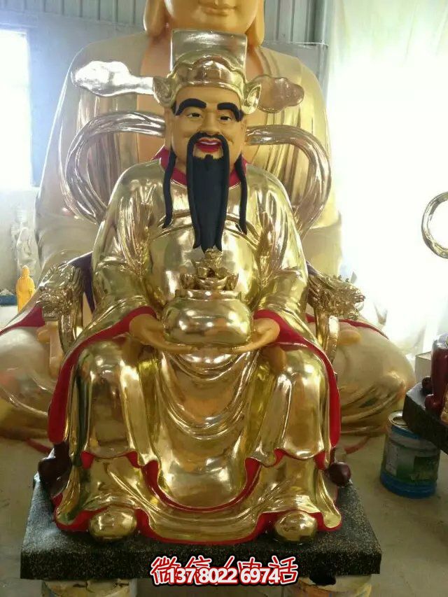 鎏金財(cái)神佛像雕塑，室內(nèi)供奉神像