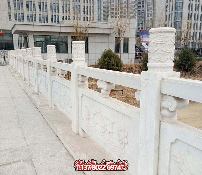 漢白玉鑲嵌欄桿扶手，點(diǎn)綴走廊裝飾，為城市花園添彩