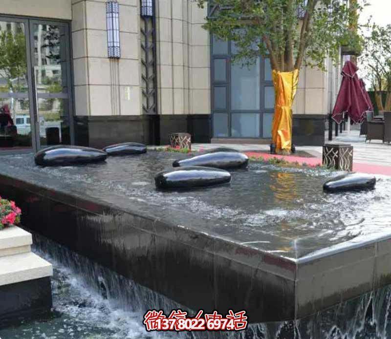 創(chuàng)意水中鵝卵石雕塑，為酒店池塘帶來抽象美感