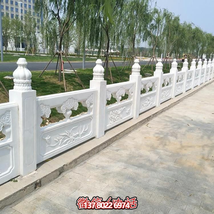 經典石雕精美欄桿，增添校園美麗