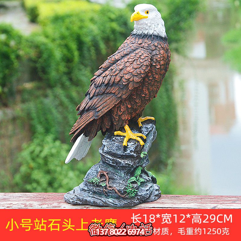 石頭藝術(shù)老鷹雕塑，點(diǎn)綴花園站