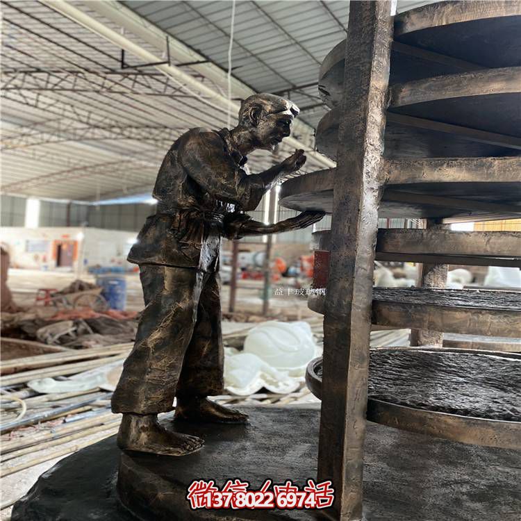 玻璃鋼仿銅人物擺件，點(diǎn)綴戶外園林景觀