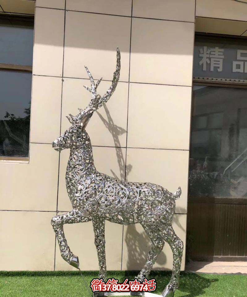 不銹鋼梅花鹿雕塑，走出別墅的美