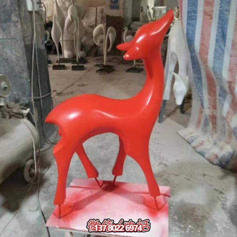 玻璃鋼制紅色梅花鹿雕塑，裝點(diǎn)別墅小區(qū)精致美觀