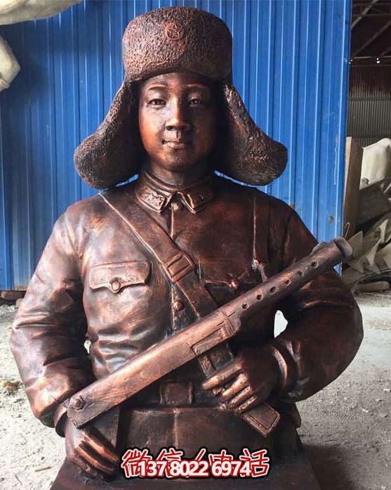 不銹鋼仿銅雷鋒持槍雕塑，現(xiàn)代雷鋒屹立于戶外景區(qū)