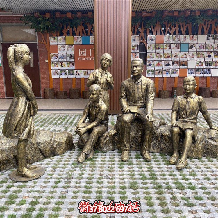 仿銅人物雕塑，裝點(diǎn)步行街情景