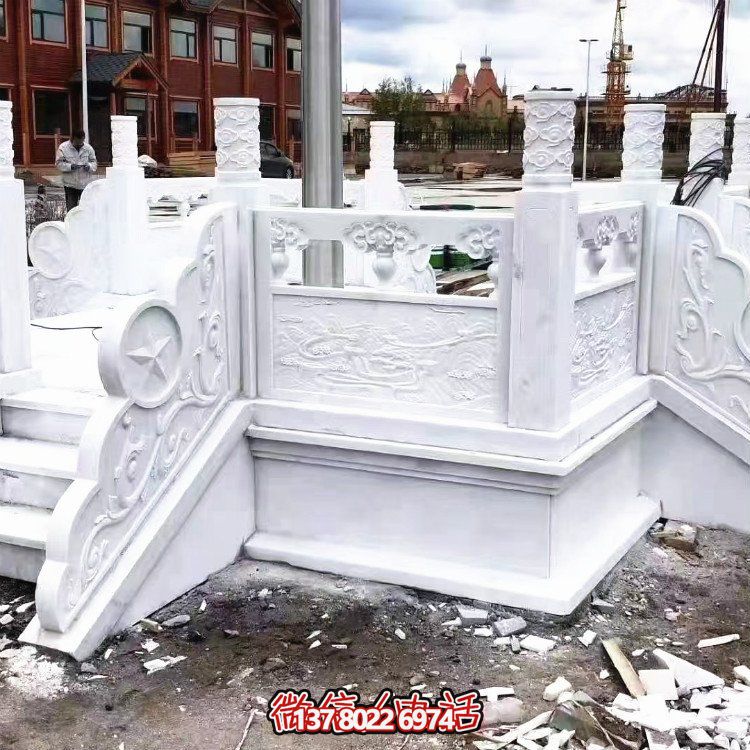 漢白玉升旗臺(tái)，做工精美，安全防護(hù)欄桿