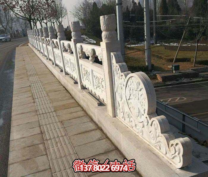 現(xiàn)代城市綠化防護欄桿，融入自然元素的花崗巖石雕