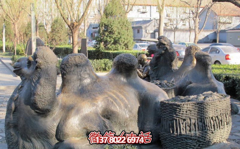 玻璃鋼駱駝雕塑，欣賞公園里歪頭看玻璃創(chuàng)意