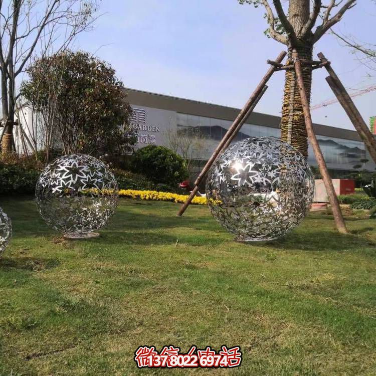 藝術(shù)雕塑裝置以不銹鋼和樹葉為原料，鏤空球造型，為戶外廣場和草坪增添藝術(shù)氣息