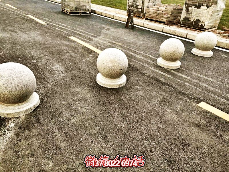 球形路障，為小學(xué)路邊擺放的安全隔離車