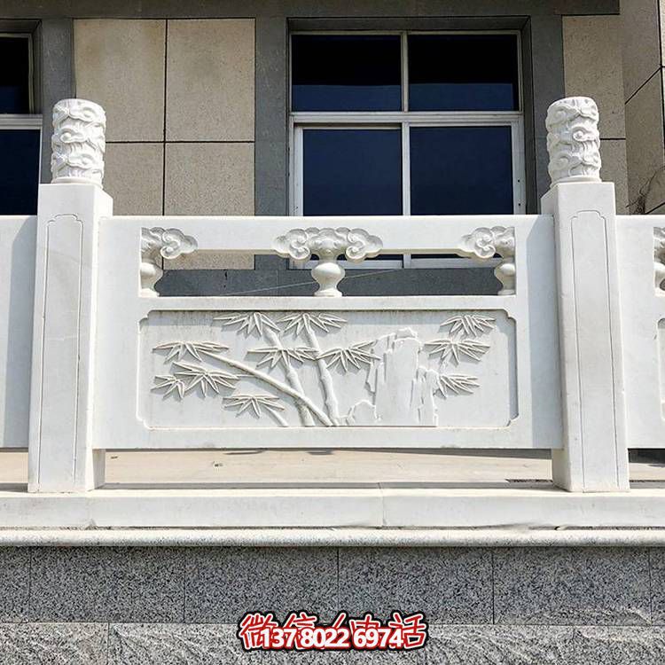 精致古典庭院雕飾浮雕石柱、欄桿、欄板，營造溫馨園林