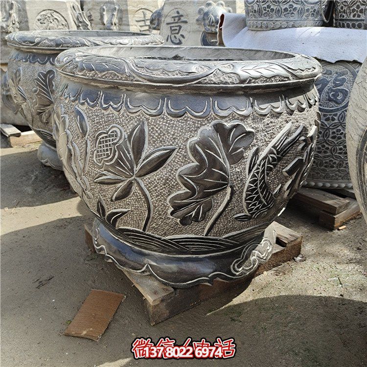 古建庭院蓄水缸，用青石點(diǎn)綴