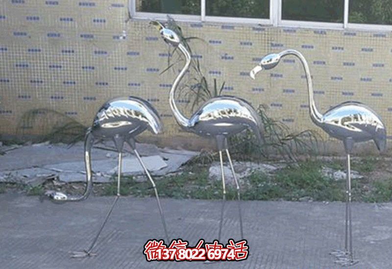 不銹鋼火烈鳥雕塑，完美擺放于室內(nèi)外庭院