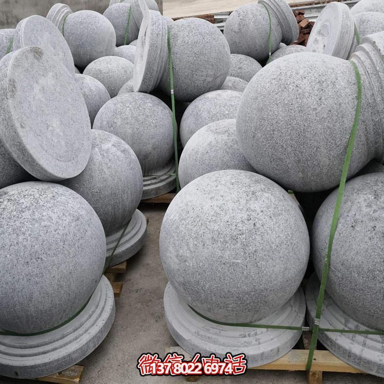 精美石雕車阻，點(diǎn)綴公園美景