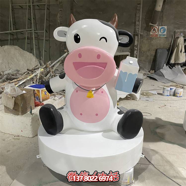 玻璃鋼雕塑，營造優(yōu)雅卡通奶牛公仔氣氛