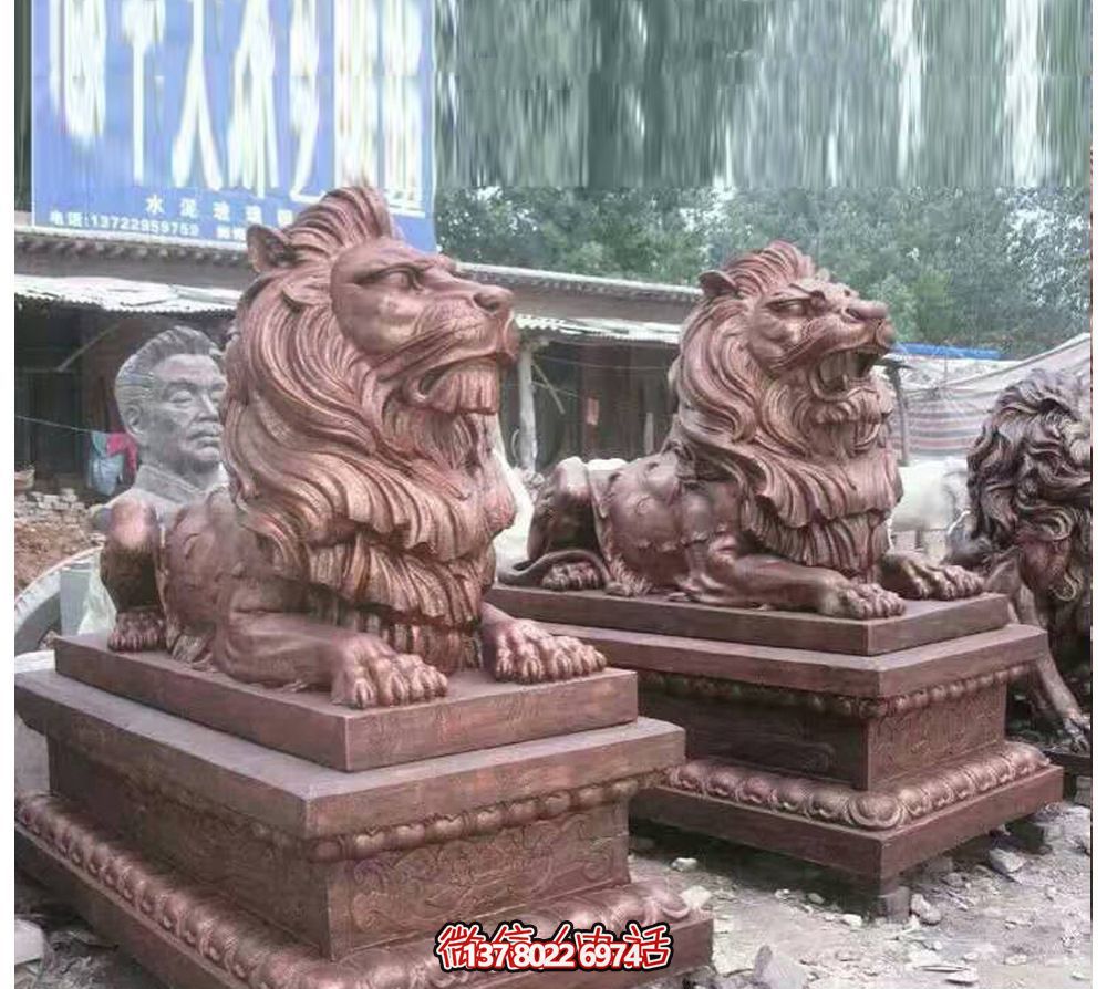 趴窩紅雕獅子仿真雕塑，守護晚霞鎮(zhèn)宅之美