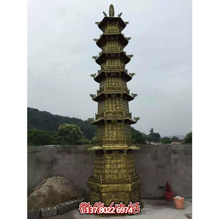 欣賞傳統(tǒng)文化，體驗多層銅雕香爐的大型景區(qū)