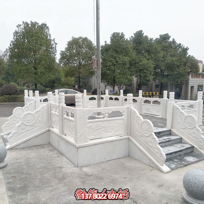 升旗臺(tái)石雕——精雕細(xì)琢，點(diǎn)綴校園風(fēng)采