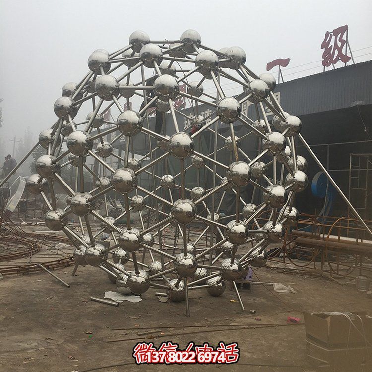 不銹鋼鏤空雕塑，為戶外景觀增添獨特色彩