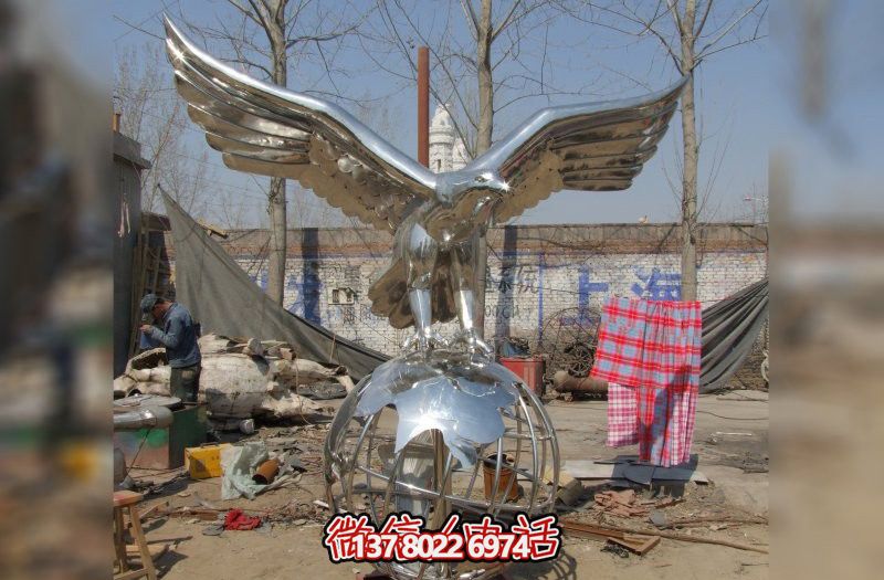 休息時刻，欣賞不銹鋼老鷹雕塑