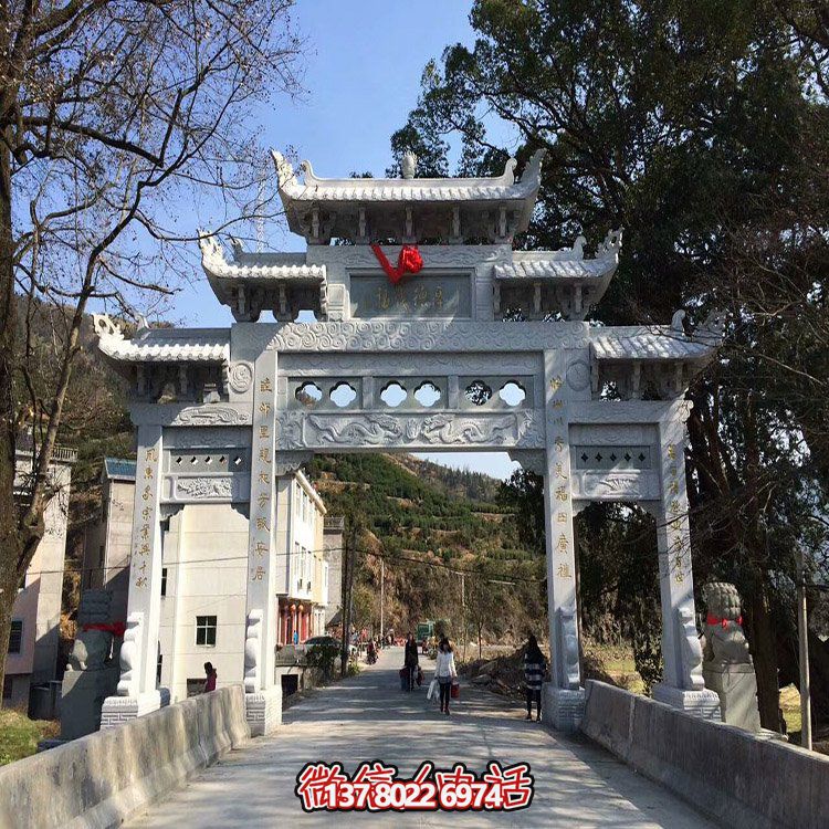 村口石牌坊，三間四柱石雕牌樓