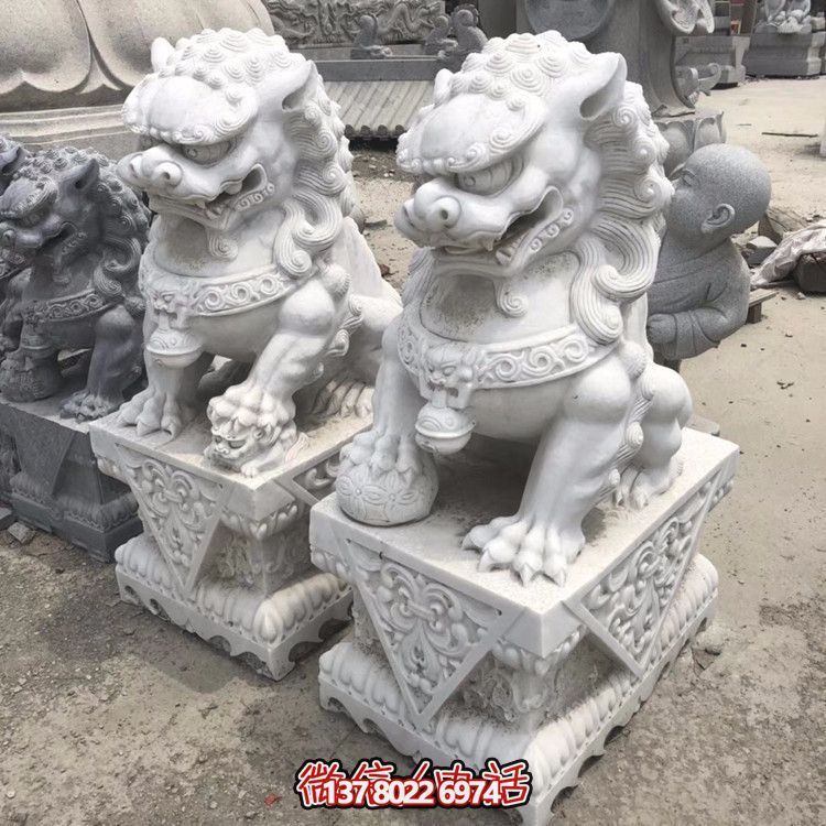 寺院漢白玉石雕大門(mén)口看護(hù)的石獅子雕塑